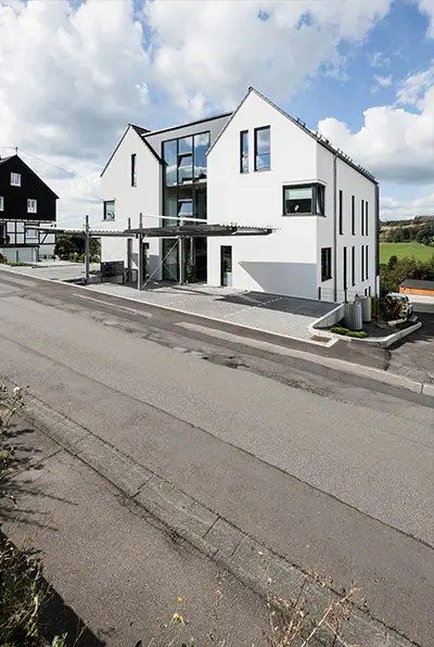 Giebelhaus mit verglastem Atrium, von der Straße aus gesehen