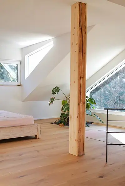 Dachgeschoss mit Holzstütze und Eichendielen