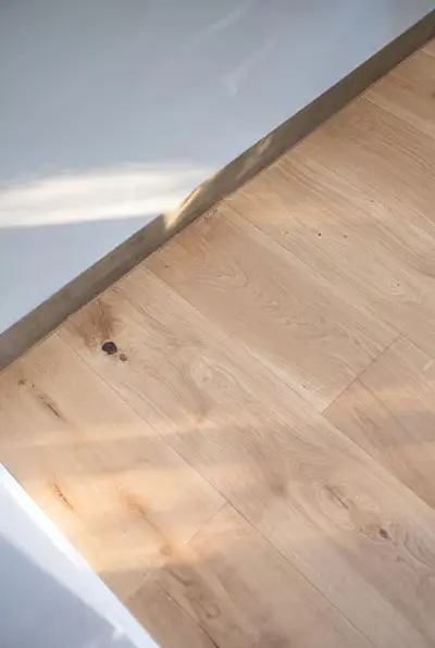 Holzbalken im Streiflicht