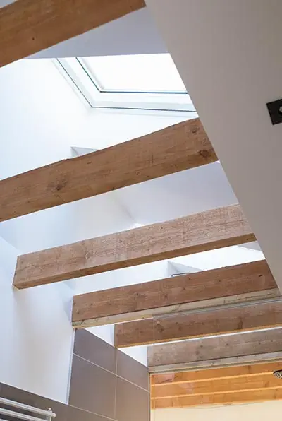 Treppe mit Holzstufen unter dem Dachfenster