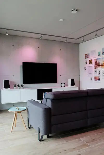Wohnraum mit Sofa und Medienwand
