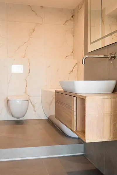 Bad mit Wand-WC und Holzunterschrank