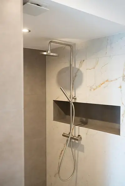 Dusche mit Wandnische und Regenbrause