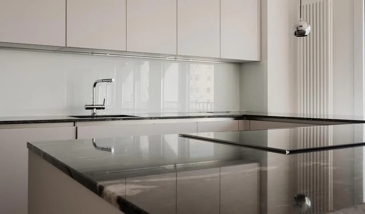 Küchenzeile mit Glasrückwand und Natursteinplatten