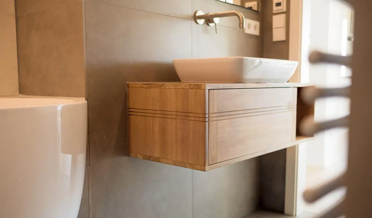 Waschtischunterschrank aus Holz mit Aufsatzbecken